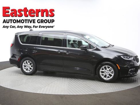 Used 2023 Chrysler Pacifica Touring-L FWD image 46