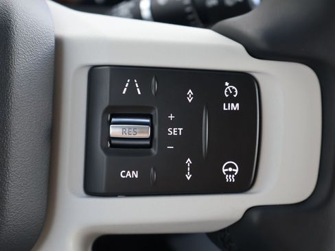 Used 2025 Land Rover Defender 110 X-Dynamic SE AWD/4WD image 17