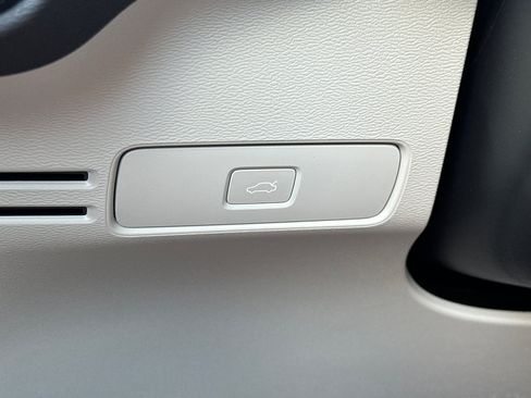 Certified 2025 Volvo XC40 B5 Plus AWD/4WD image 34