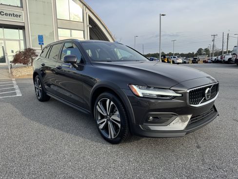 Used 2025 Volvo V60 B5 Cross Country Plus image 2
