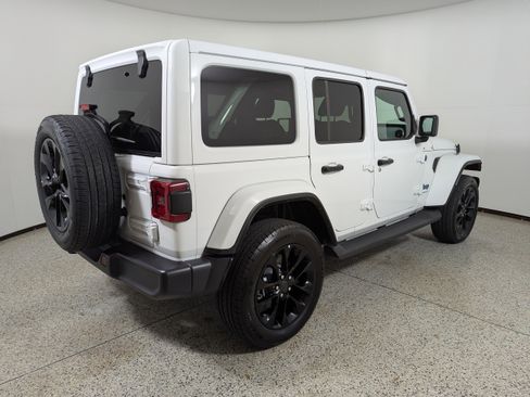 Used 2025 Jeep Wrangler Sahara AWD/4WD image 7