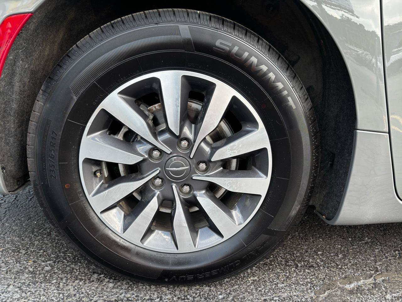 Used 2022 Chrysler Pacifica Touring-L w/ Uconnect Theater Family Group FWD image 9