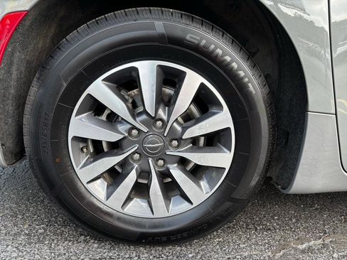 Used 2022 Chrysler Pacifica Touring-L w/ Uconnect Theater Family Group FWD image 9