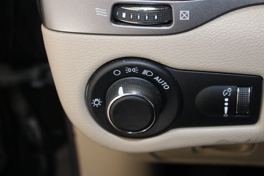 Used 2020 Jeep Cherokee Latitude FWD image 16