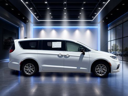 Used 2024 Chrysler Pacifica Touring-L FWD image 3