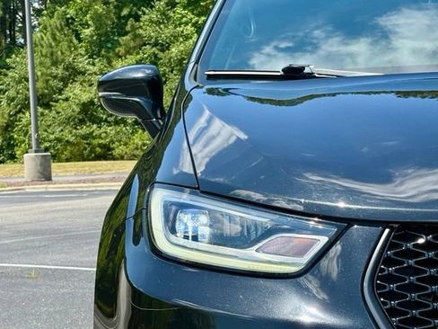 Used 2021 Chrysler Pacifica Touring w/ Uconnect Theater Family Group FWD image 13