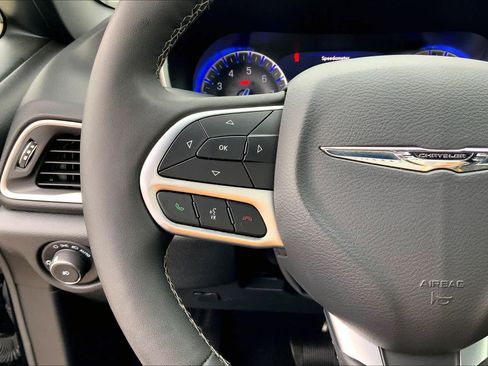 Used 2025 Chrysler Pacifica Select image 24