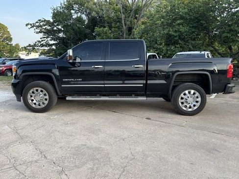 Used 2019 GMC Sierra 2500 Denali w/ Duramax Plus Package AWD/4WD image 3