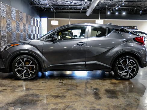 Used 2019 Toyota C-HR XLE FWD image 11