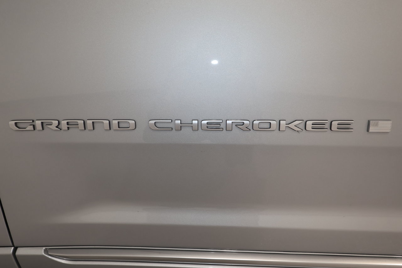 Used 2025 Jeep Grand Cherokee Summit w/ Adv Protech Group IV AWD/4WD image 36