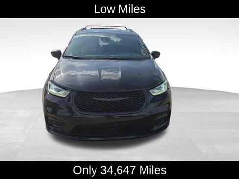 Used 2025 Chrysler Pacifica Limited FWD image 2