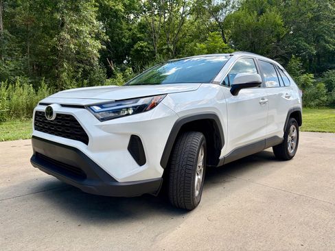 Used 2024 Toyota RAV4 XLE AWD/4WD image 5