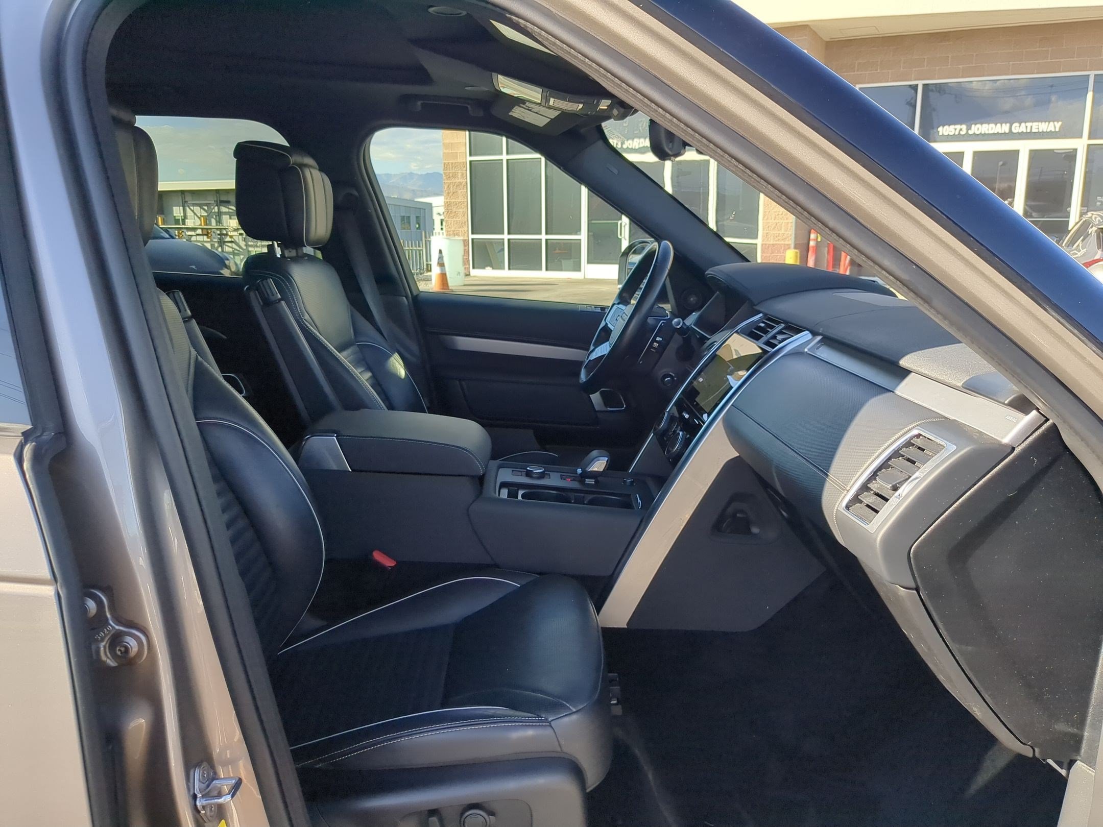 Used 2022 Land Rover Discovery HSE R-Dynamic AWD/4WD image 30