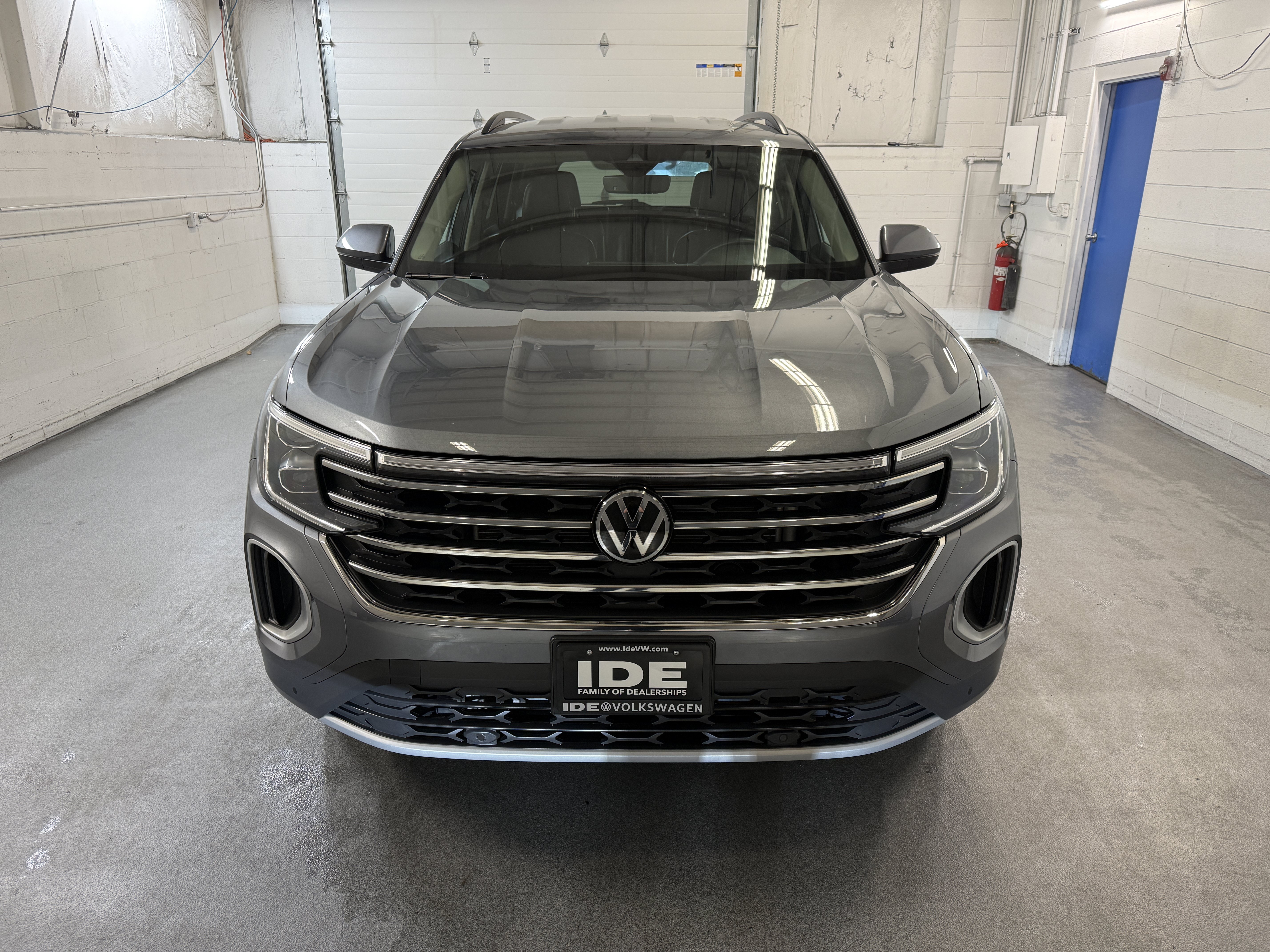 Certified 2024 Volkswagen Atlas SE w/ Black Wheel Package AWD/4WD image 2