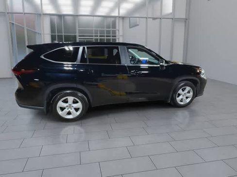 Used 2024 Toyota Highlander LE AWD/4WD image 9
