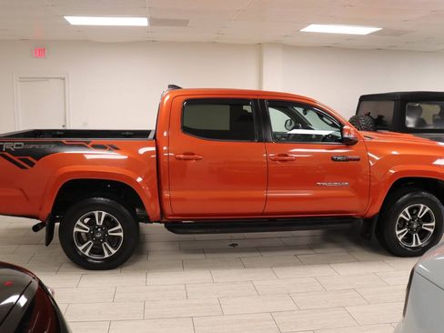 Used 2017 Toyota Tacoma TRD Sport w/ Premium & Technology Package AWD/4WD image 10