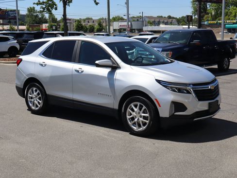 Used 2022 Chevrolet Equinox LT FWD image 2