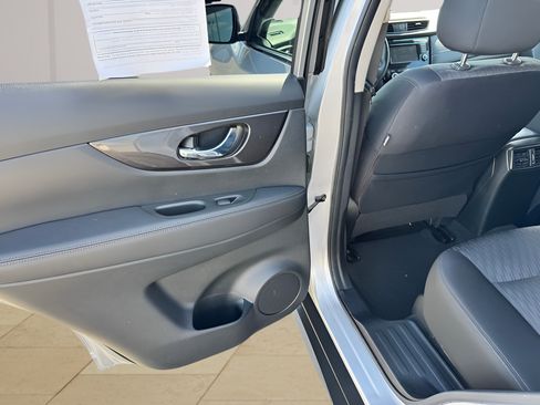 Used 2019 Nissan Rogue SV w/ Premium Package FWD image 12