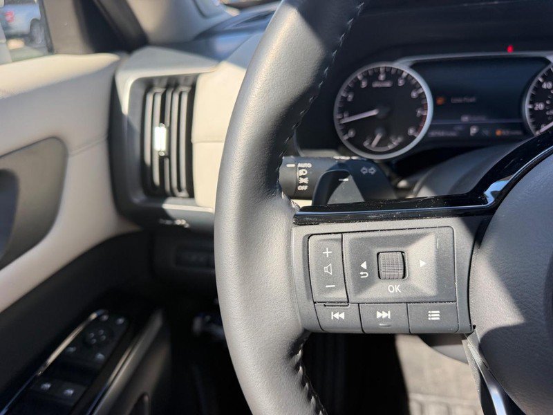 Used 2025 Nissan Pathfinder SL w/ SL Premium Package AWD/4WD image 14
