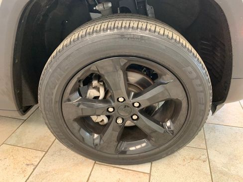 Used 2023 Jeep Grand Cherokee Altitude image 9