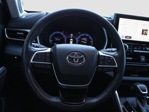 Used 2023 Toyota Highlander Limited FWD image 28