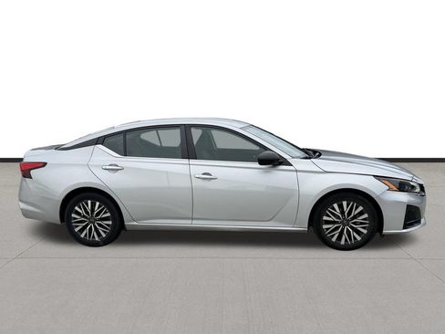 Used 2024 Nissan Altima 2.5 SV FWD image 4