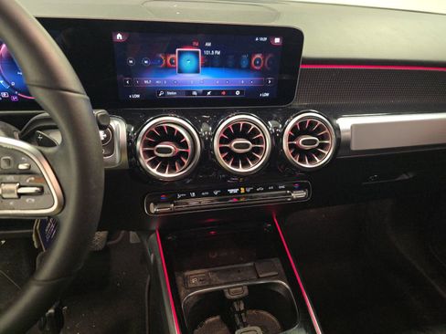 Used 2021 Mercedes-Benz GLB 250 w/ Premium Package image 9