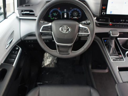 Used 2025 Toyota Sienna XSE w/ XSE Plus Package image 5