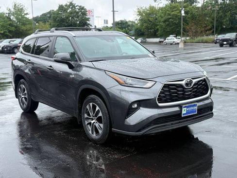 Used 2023 Toyota Highlander XLE AWD/4WD image 10