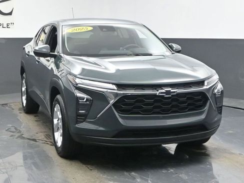 Used 2025 Chevrolet Trax LS w/ LS Convenience Package image 49
