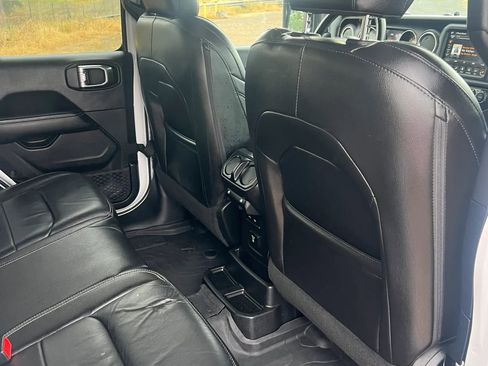 Used 2018 Jeep Wrangler Unlimited Sahara image 14