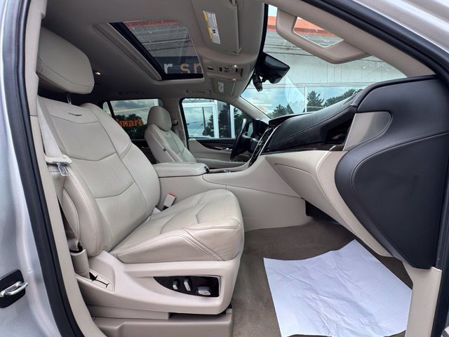 Used 2020 Cadillac Escalade Luxury w/ LPO, Radiant Package AWD/4WD image 12