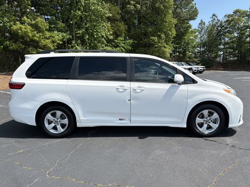 Used 2018 Toyota Sienna LE FWD image 18