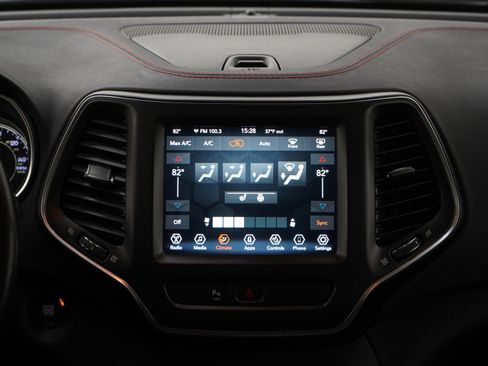 Used 2020 Jeep Cherokee Trailhawk w/ Comfort/Convenience Group image 14