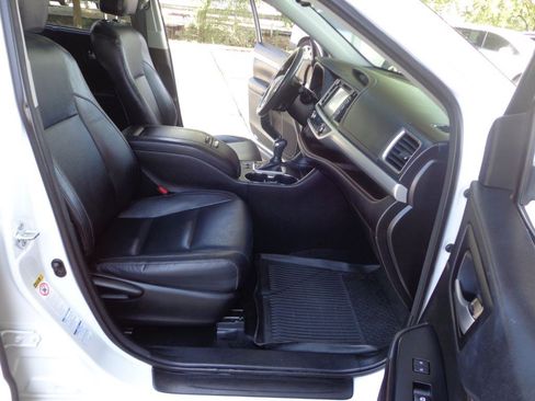 Used 2016 Toyota Highlander XLE AWD/4WD image 16