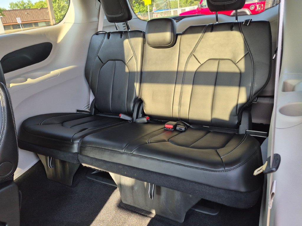 Used 2024 Chrysler Pacifica Touring-L FWD image 22