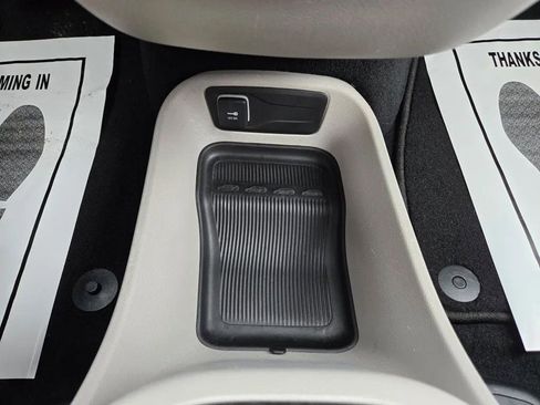 Used 2024 Chrysler Pacifica Select image 24