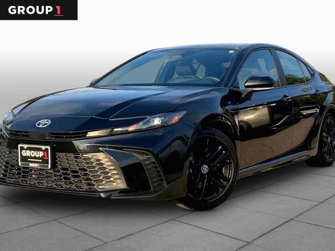 Used 2025 Toyota Camry SE FWD image 1