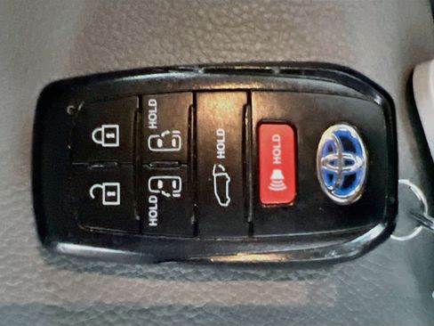 Used 2024 Toyota Sienna XLE FWD image 36