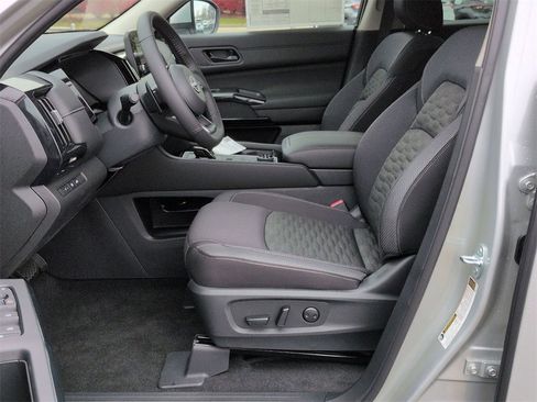 New 2025 Nissan Pathfinder SV image 14