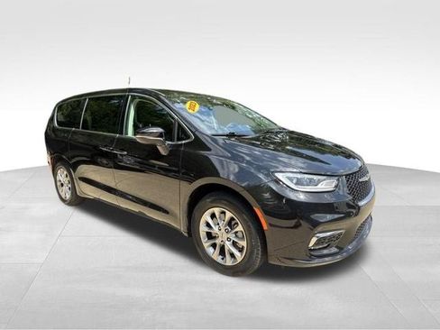 Used 2023 Chrysler Pacifica Touring-L AWD/4WD image 3