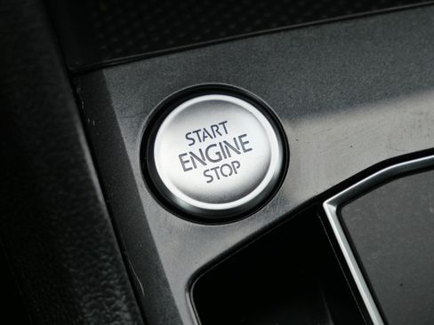 Used 2018 Volkswagen Tiguan SE w/ Panoramic Sunroof Package image 28