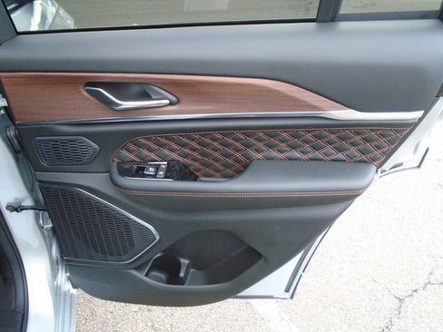 Certified 2024 Jeep Grand Cherokee Summit image 9