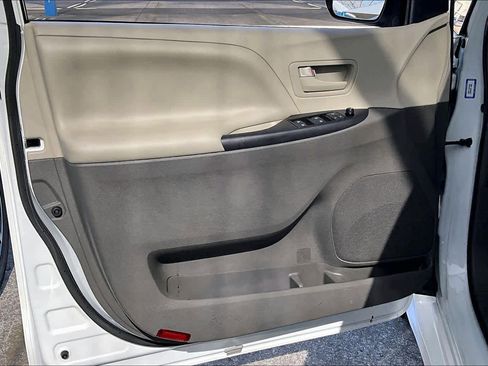 Used 2018 Toyota Sienna L image 20