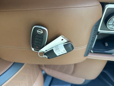 Used 2025 Nissan Pathfinder Platinum image 18