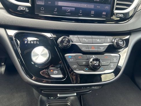 Used 2025 Chrysler Pacifica Select FWD image 15