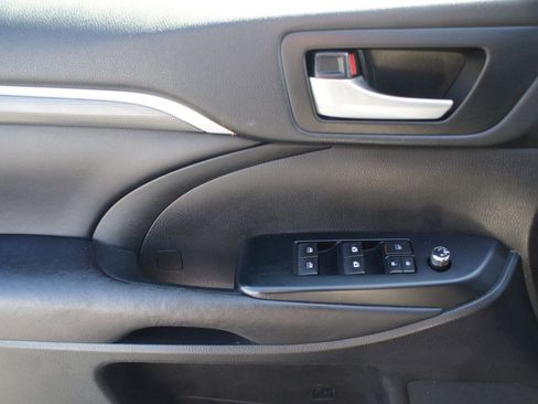 Used 2018 Toyota Highlander SE FWD image 31