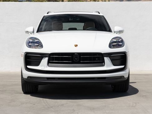 Certified 2025 Porsche Macan AWD/4WD image 10