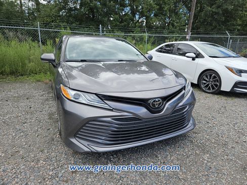Used 2019 Toyota Camry XLE FWD image 4