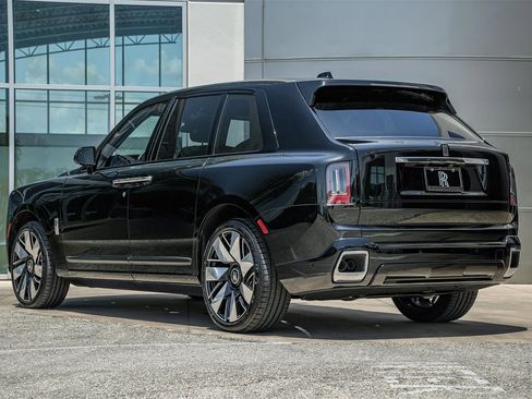 New 2025 Rolls-Royce Cullinan image 2